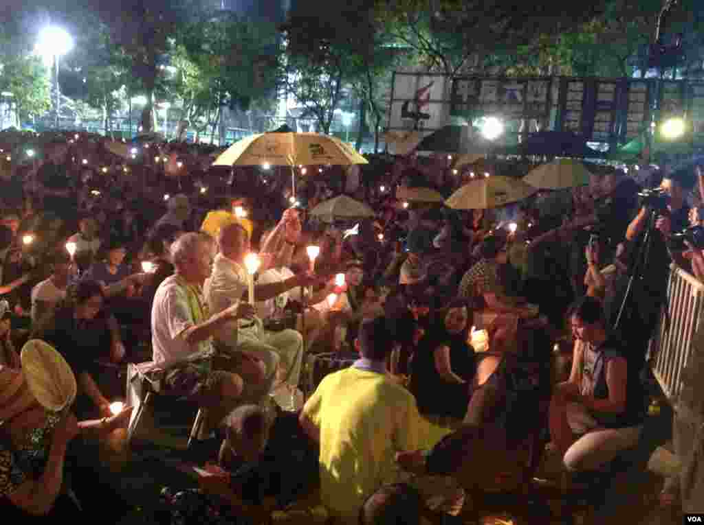 Milhares de pessoas patricipam numa vigília anual no Parque de Victória em hong Kong, 4 de Junho, 2015 para marcar a repressão da Praça de Tiananmen por parte de Pequim em 1989. &nbsp;