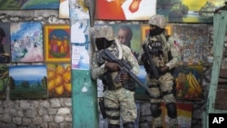 Vojnici patroloraju Peton vilom, deom grada u kom je živeo predsednik Haitija Žovanel Moiz, u Por-o-Prensu, Haiti, 7. jula 2021.