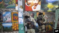 海地士兵在已故海地總統若弗內爾·莫伊茲居住的首都太子港地區巡邏。 （2021年7月7日）