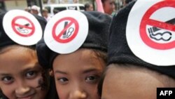 Devojčice u Manili nose beretke sa znakom "Zabranjeno pušenje" na dan proslave Svetskog dana bez duvana