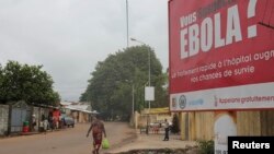 Sebuah billboard dengan peringatan mengenai wabah Ebola di Conakry, Guinea (foto: dok). Hanya Guinea yang mencapai target pemberantasan ebola WHO sebelum 1 Desember 2014.