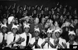 毛泽东和林彪（第二排，右侧）观看芭蕾舞剧《白毛女》后和演员合影（1967年4月24日）