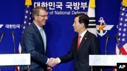Bộ trưởng Quốc phòng Mỹ Ash Carter và Bộ trưởng Quốc phòng Hàn Quốc Han Min Koo trong cuộc họp báo chung tại Seoul, ngày 2/11/2015.