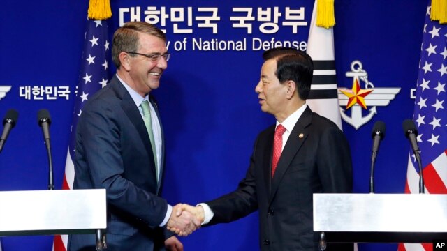 El secretario de Defensa de EE.UU., Ash Carter (izquierda) estrecha la mano del ministro de Defensa surcoreano, Han Min Koo, durante una conferencia de prensa conjunta el lunes, 2 de noviembre de 2015, en Seúl.

