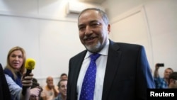 Mantan Menly Avigdor Lieberman (tengah) tersenyum saat menunggu keputusan pengadilan di Yerusalem, Rabu (6/11). 