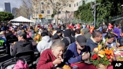 Un repas de Thanksgiving servi aux SDF de Los Angeles, 25 novembre 2015