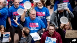 Manifestasyon an silans anplwaye federal yo devan Kongrè a nan Capitol Hill, Washington, 23 janvye 2019 la. 