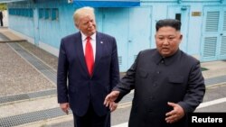 Ông Trump và ông Kim trong cuộc gặp ở khu phi quân sự phân chia hai miền Triều Tiên hôm 30/6.