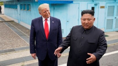 Ông Trump và ông Kim trong cuộc gặp ở khu phi quân sự phân chia hai miền Triều Tiên hôm 30/6.