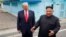 Ông Trump và ông Kim trong cuộc gặp ở khu phi quân sự phân chia hai miền Triều Tiên hôm 30/6.
