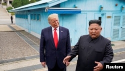 美国总统特朗普在韩国板门店非军事区与朝鲜领导人金正恩会面(2019年6月30日)。