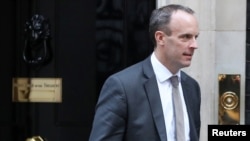 Le secrétaire d'État britannique chargé de la sortie de l'Union européenne, Dominic Raab, quitte Downing Street, Londres (Grande-Bretagne), le 9 octobre 2018.