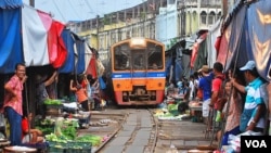 泰国现有的铁路设施比较陈旧，图为曼谷周边著名的铁路市场。（美国之音朱诺拍摄，2012年10月14日）