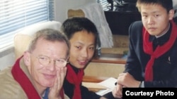 호주 뉴사우스웨일즈대의 스튜어트 로운 교수(왼쪽)가 북한 평양의 중학교 학생들에게 영어를 가르친 경험을 책으로 펴냈다.