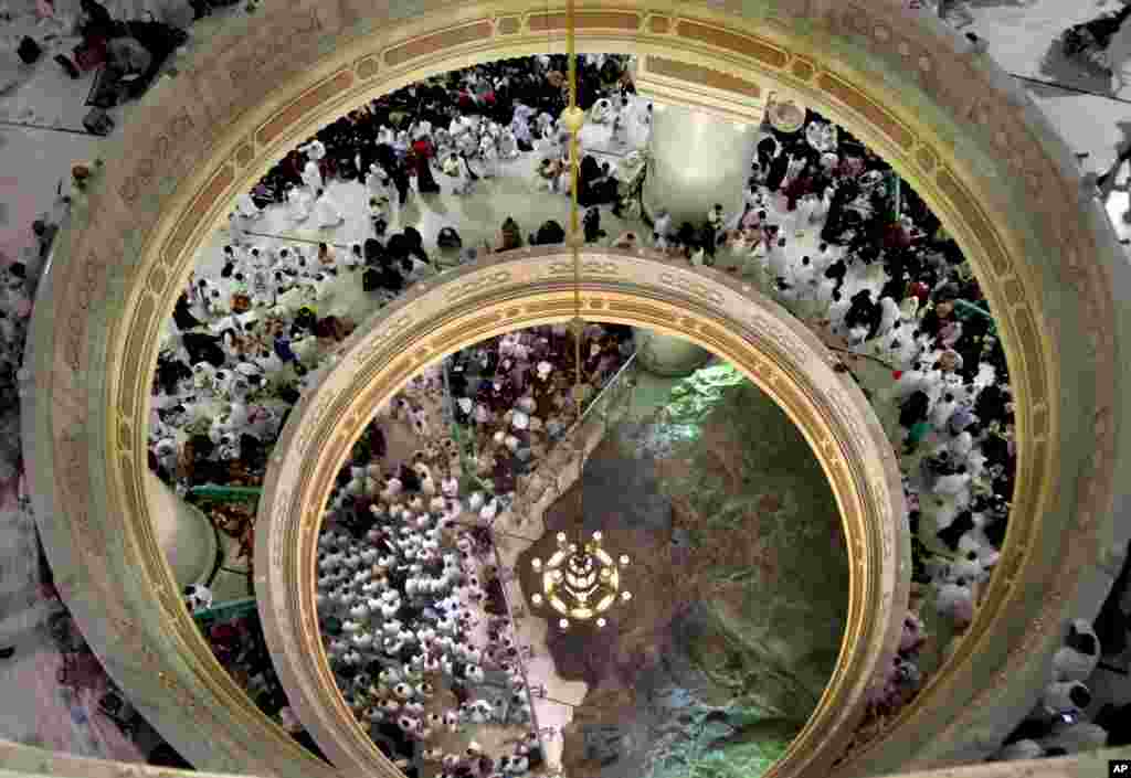 Pilgrims pray near the Al-Safa mountain during the minor pilgrimage known as Umrah, during Laylat al-Qadr, Night of Decree, on the 27th day of the holy fasting month of Ramadan, in the Muslim holy city of Mecca, Saudi Arabia.