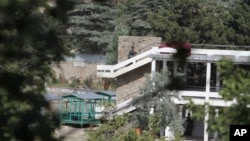 Cảnh sát Afghanistan chạm súng với các phần tử chủ tấn công khách sạn Spzhmai bên ngoài Kabul, giết chết ít nhất 20 người hôm 22/6/12