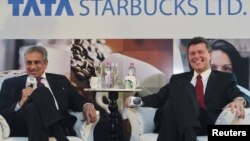 지난 1월 기자회견에서 스타벅스의 인도 진출 계획을 밝힌 R.K. 크리쉬나쿠마 타타 글로벌 베버리지 부회장(왼쪽)과 존 컬버 스타벅스 아시아태평양지사장(오른쪽).
