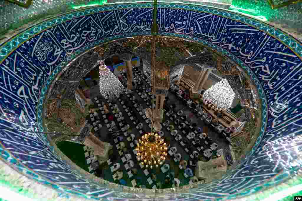 ជនជាតិមូស្លីម Shi'ite ចូលរួមនៅក្នុងការអានគម្ពីរបុរាណ Quran រួមគ្នា នៅក្នុងខែរ៉ាម៉ាឌន នៅកន្លែងគោរពបូជា Imam Ali Ibn Abi Taleb ក្នុងក្រុង Najaf ប្រទេសអ៊ីរ៉ាក់ កាលពីថ្ងៃទី២ ខែមិថុនា ឆ្នាំ២០១៨។