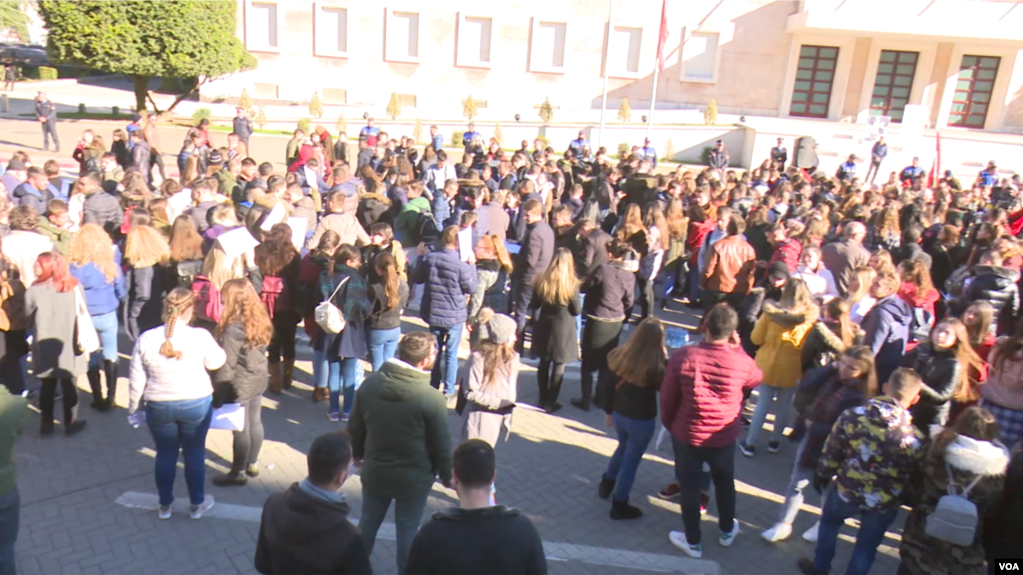 Tiranë: Dita e tetë e protestës studentore në dy sheshe