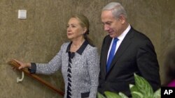 PM Benjamin Netanyahu menyambut kedatangan Menlu AS Hillary Rodham Clinton di Yerusalem, Selasa (20/11). 