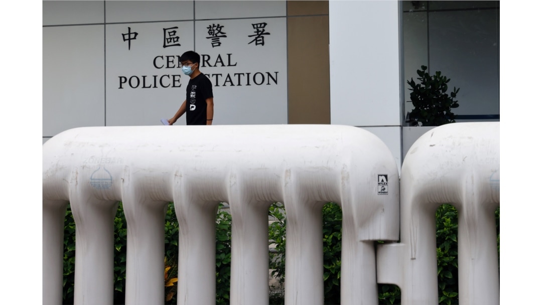 Aktivis prodemokrasi Hong Kong, Huang Zhifeng, meninggalkan kantor polisi Hong Kong setelah dibebaskan dengan jaminan. Dia ditangkap karena berpartisipasi dalam rapat umum yang tidak disetujui polisi tahun lalu, 24 September 2020.