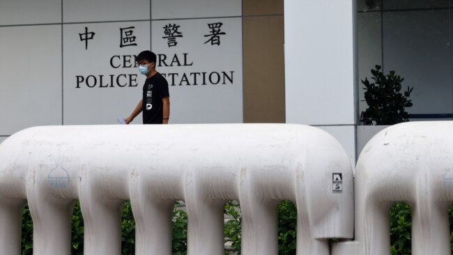 香港民主活动人生黄之锋获保释后离开香港警署，他因被控参加去年未获警方批准的集会而被捕。（2020年9月24日）