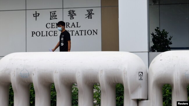 香港民主活动人生黄之锋获保释后离开香港警署,他因被控参加去年未获警方批准的集会而被捕。(2020年9月24日)
