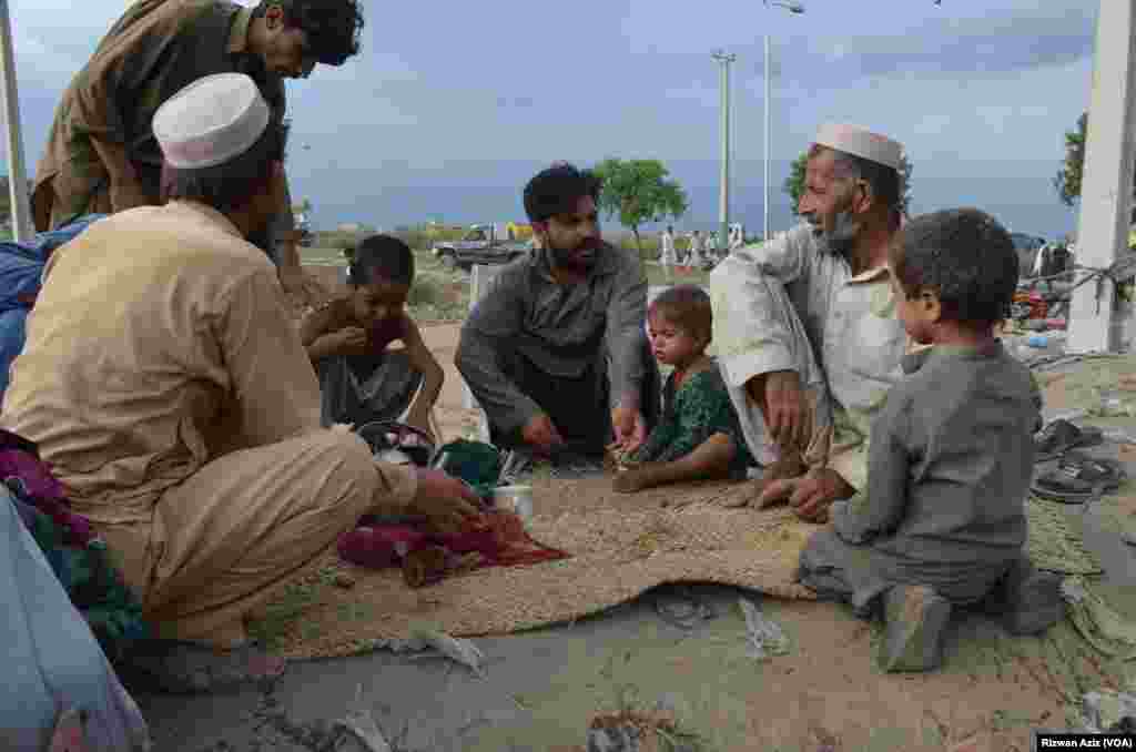 بستی کے مکینوں کا کہنا ہے کہ وہ اس علاقے میں کئی دہائیوں سے رہ رہے ہیں اور انہیں متبادل جگہ فراہم کی جائے۔