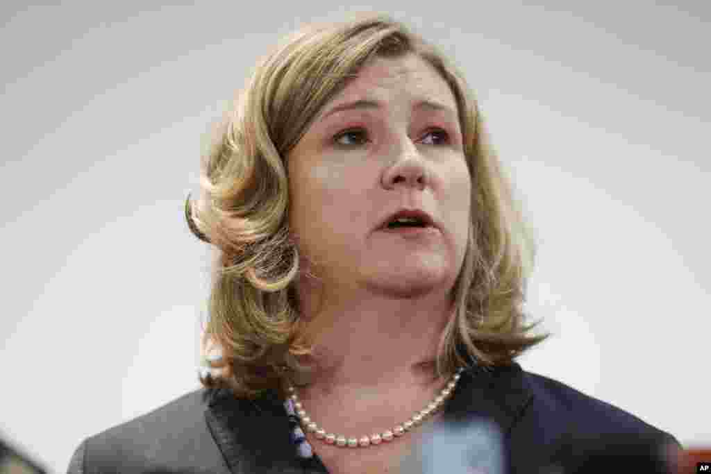 La alcaldesa de Dayton, Nan Whaley, habla durante una conferencia de prensa sobre el tiroteo masivo en la mañana del domingo 4 de agosto de 2019 en Dayton, Ohio. (AP Photo/John Minchillo)