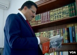Ennahda's external affairs chief Rafik Abdessalem. (L. Bryant/VOA)