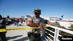 Des policiers à l’œuvre à l'aéroport de Los Angeles