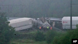 Nhân viên cứu hộ đứng gần hiện trường vụ tai nạn xe lửa ở Hermalle-sous-Huy, gần Liege, Bỉ, ngày 6 tháng 6 năm 2016.
