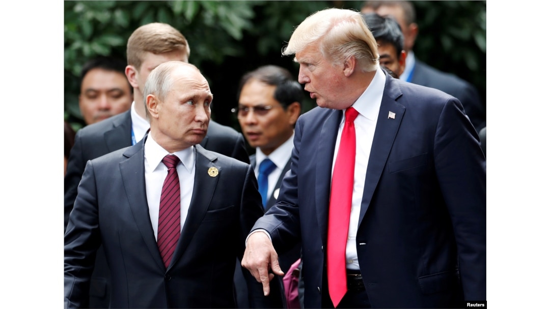 Predsednik SAD Donald Tramp i predsednik Rusije Vladimir Putin razgovaraju tokom foto sesije na samitu APEC-a u Danangu, Vijetnam, 11. novembra 2017.