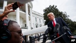 El presidente Donald Turmp habló con los periodistas en el césped sur de la Casa Blanca, en Washington, el lunes, 8 de octubre de 2018.