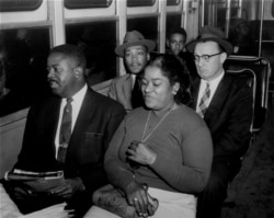 지난 1956년 마틴 루터 킹 주니어 목사(두번 째 줄에서 오른쪽)와 흑인 지도자들이 몽고메리 시내버스 내 인종 분리 제도가 불법이라는 대법원의 판결이 있은 후, 버스를 탔다.