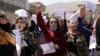 کابل کے قصر صدارت کے پاس خواتین کے مظاہرے میں حقوق کا مطالبہ