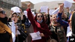 خواتین کابل میں صدارتی محل کے قریب اپنے حقوق کے لیے مظاہرہ کر رہی ہیں۔ 3 ستمبر 2021