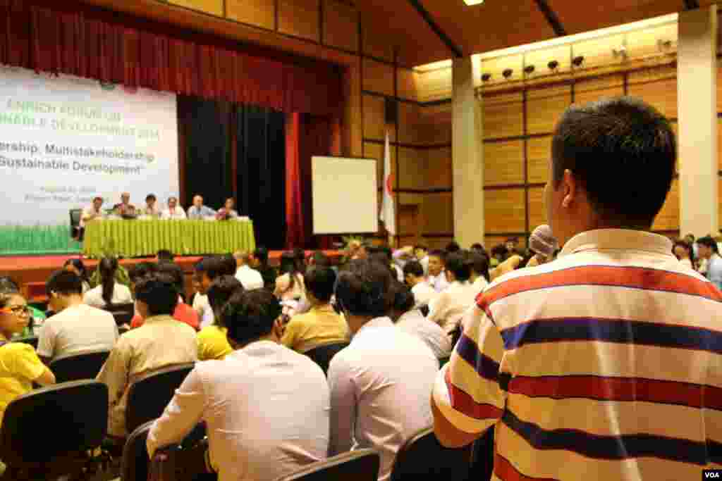 Participants ask questions and express opinions to the guest speakers during the discussion. (Nov Povleakhena/VOA Khmer)