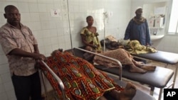 1일 아프리카 코트 디부아르 아비장 시 축제 현장에서 병원으로 후송된 부상자들과 가족들.