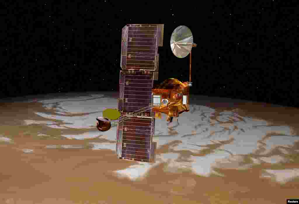 画家的示意图描绘NASA的&rdquo;火星奥德赛&ldquo;(Mars Odyssey)飞船越过火星南极上空。
