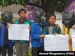 Sebagian peserta aksi unjuk rasa dari BEM seluruh Indonesia di depan Hotel Bidakara, Jakarta, menutupi wajahnya dengan plastik hitam. (Foto: VOA/Ahmad Bhagaskoro)
