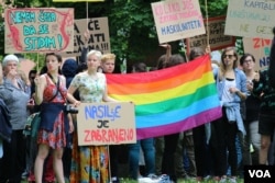 Protestno okupljanje LGBT osoba u Sarajevu nakon što im je uskraćen marš kroz grad, 13. maj 2017.