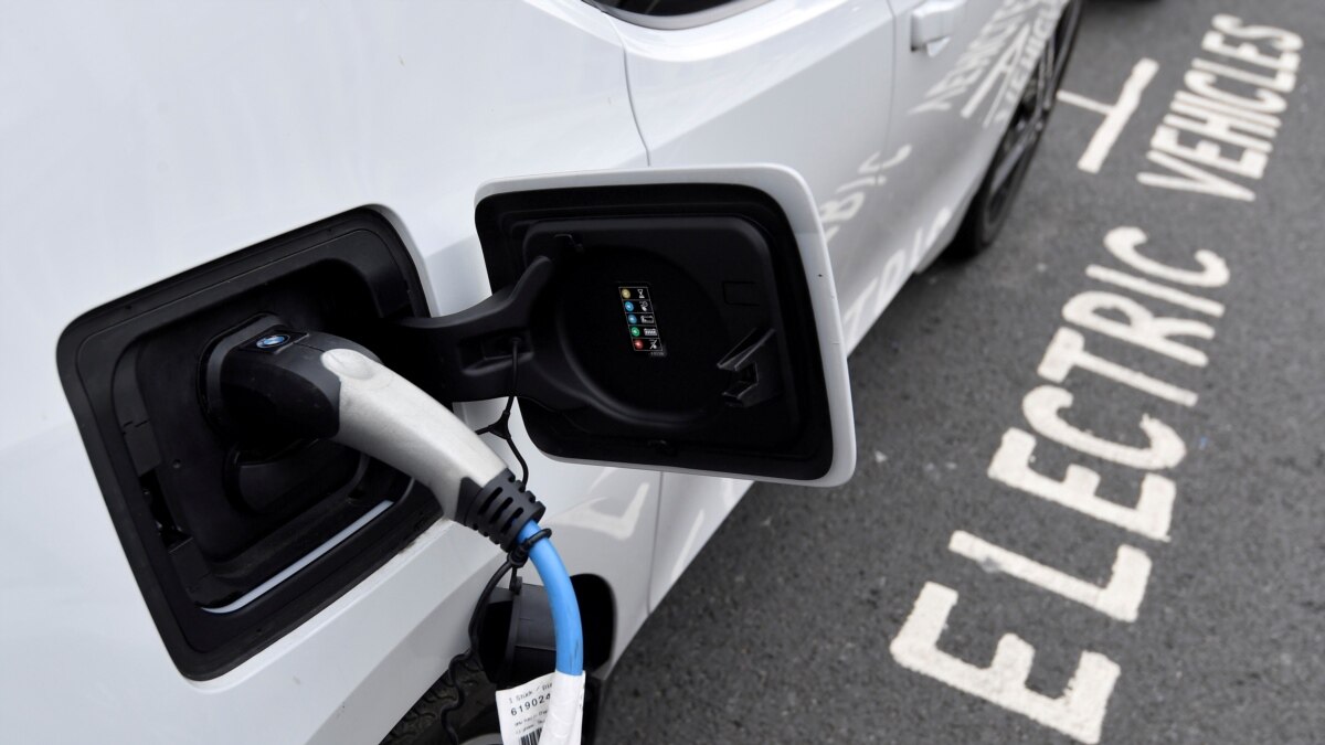 Firms Race to Develop Less Costly Batteries for Electric Vehicles - Vimarsana News