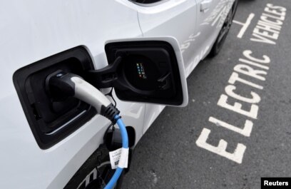 Sebuah mobil listrik sedang diisi daya di pinggir jalan, di London, Inggris, 19 Oktober 2021. (Foto: Reuters)