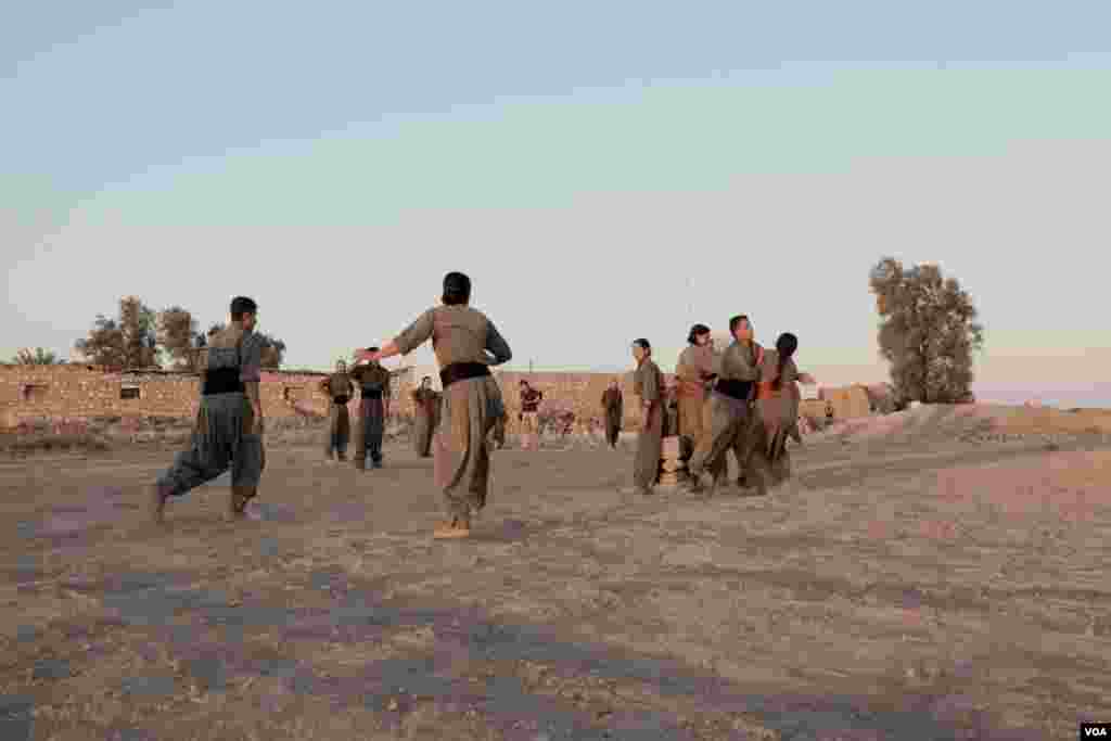 بازی و سرخوش از لحظاتی که شاید زود پایان یابد.