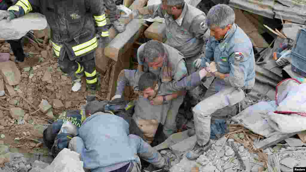 Un homme est secouru dans les ruines d&#39;un building après un séisme à Amatrice, le 24 août 2016.