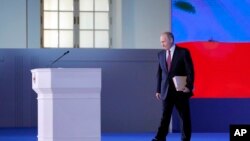 Le président russe Vladimir Poutine s’apprête à prononce son discours annuel sur l'état de la nation à Moscou, en Russie, le 1er mars 2018.