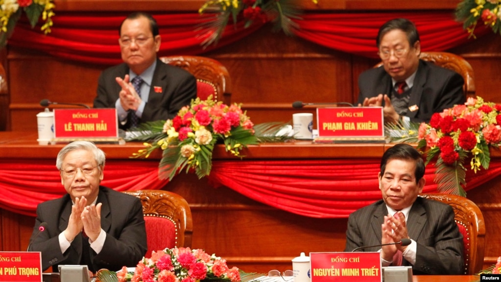 Lê Thanh Hải, hàng sau bên trái, trong một đại hội năm 2011, Hà Nội.
