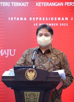 Menko Perekonomian Airlangga Hartarto dalam telekonferensi pers di Jakarta, Senin (15/11) mengklaim kondisi pandemi COVID-19 di Indonesia lebih baik dibandingkan negara-negara seperti Singapura dan Australia (Biro Setpres )