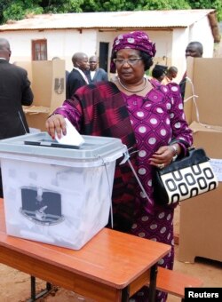 Incumbent Malawian President Joyce Banda votes in her home district of Malemia May 20, 2014